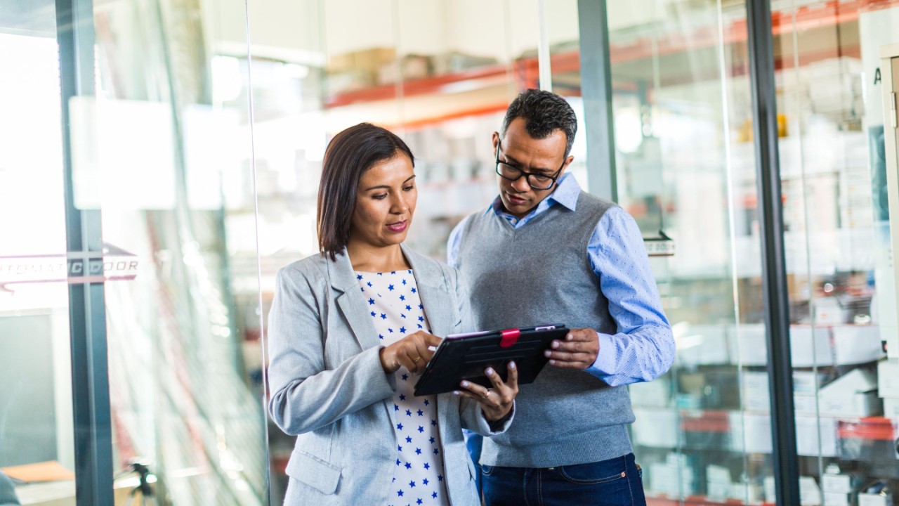 Collegues sharing ipad